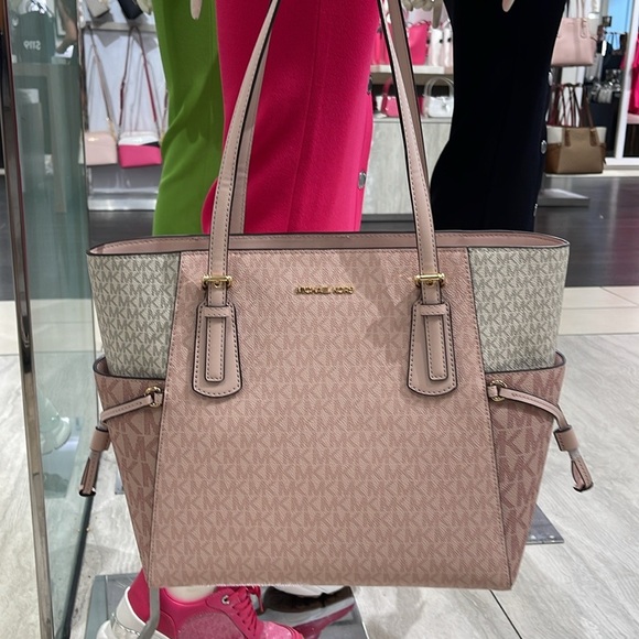 Michael Kors Voyager Large Color-Block Signature Logo Tote Bag
Powder Blush Mult - Picture 8 of 16